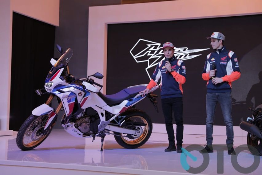 Honda CRF1100L Africa Twin meluncur