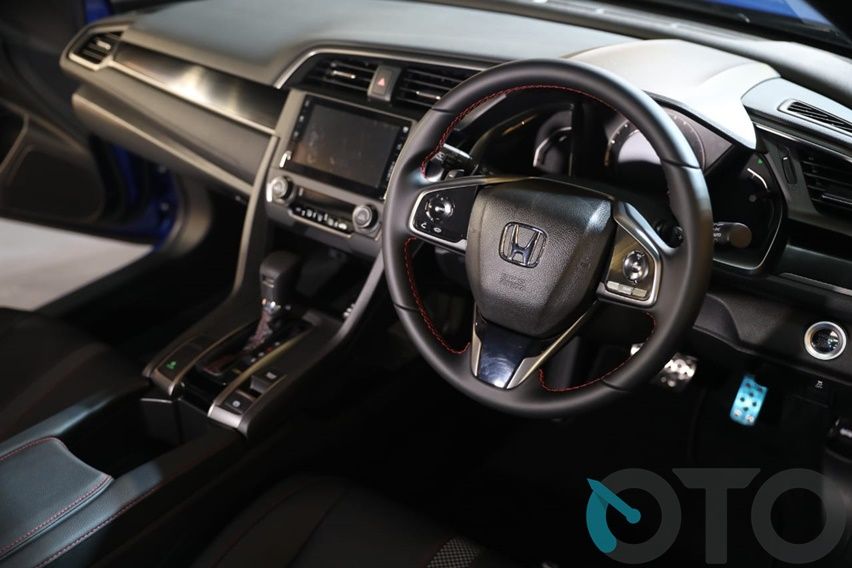 Kabin dibalut kulit dengan jahitan merah