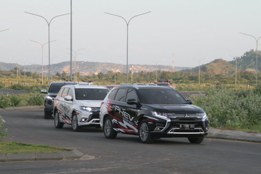 konvoy Mitsubishi Outlander PHEV