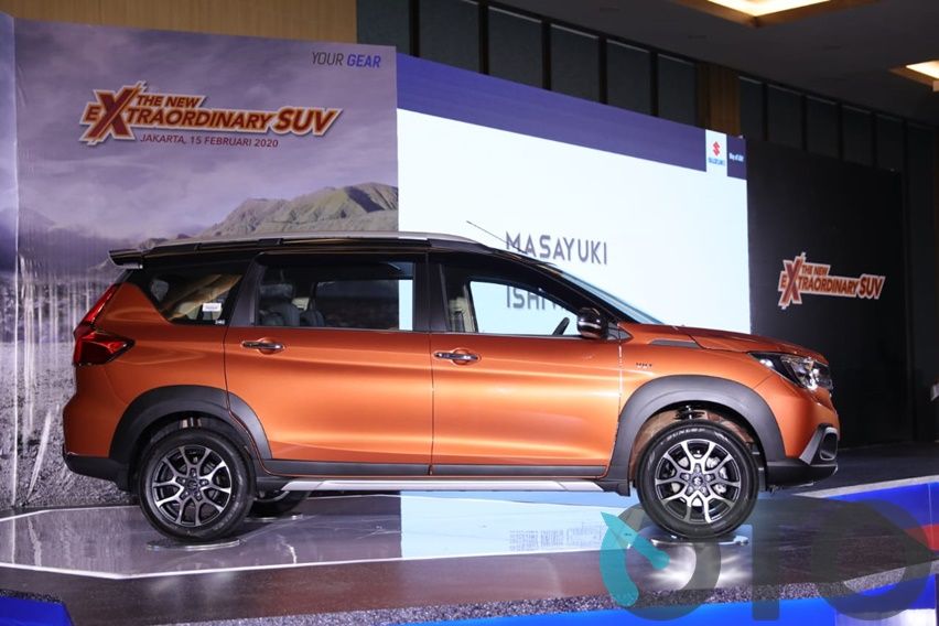 Suzuki XL7 tampak samping