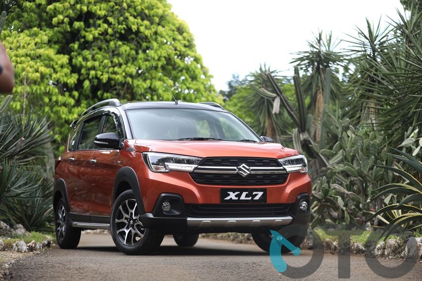 Suzuki XL7 depan samping