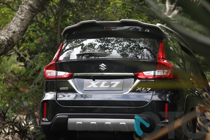 tampak belakang Suzuki XL7