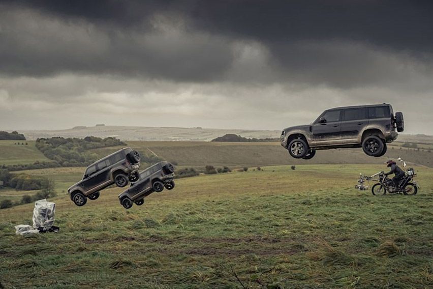 Aksi Land Rover Defender di Film James Bond