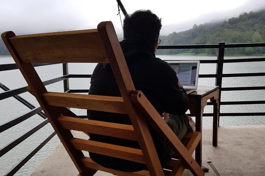 rizki menyeruput kopi