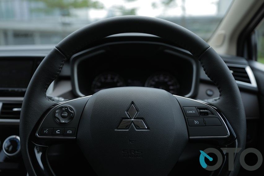 xpander cross interior