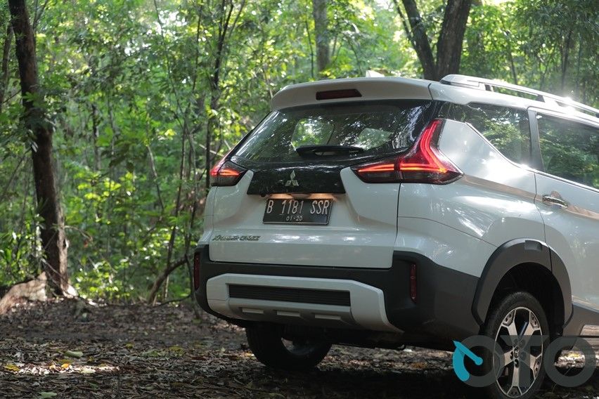 xpander cross tampak belakang