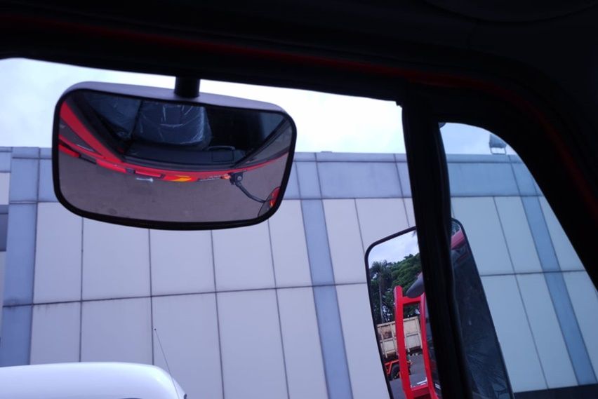 kaca spion kiri UD Trucks Kuzer RKE 150