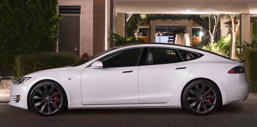 Tesla Model S side 