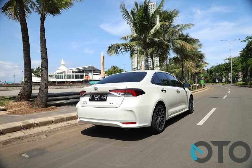 Tampak belakang Corolla Altis