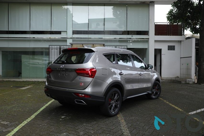 DFSK Glory i-auto lawan Almaz