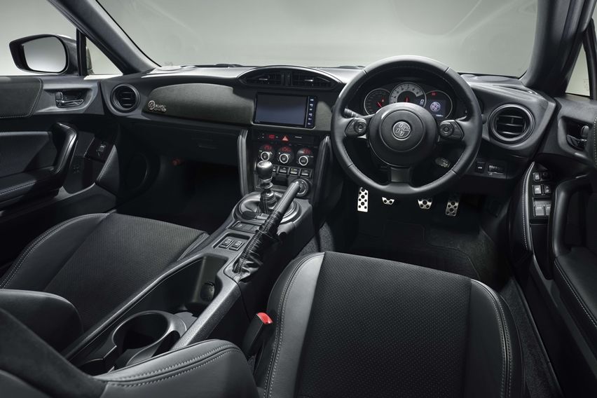 Interior serba hitam