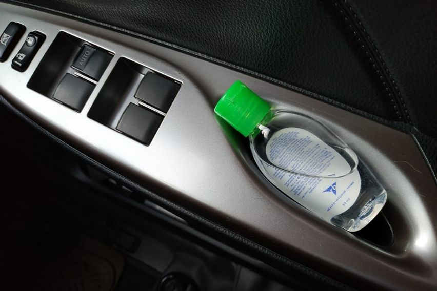 Sedia hand sanitizer di dalam mobil