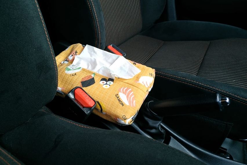 Sedia tisu di kabin mobil