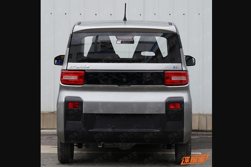 Tampak belakang mobil listrik mungil Wuling E5C
