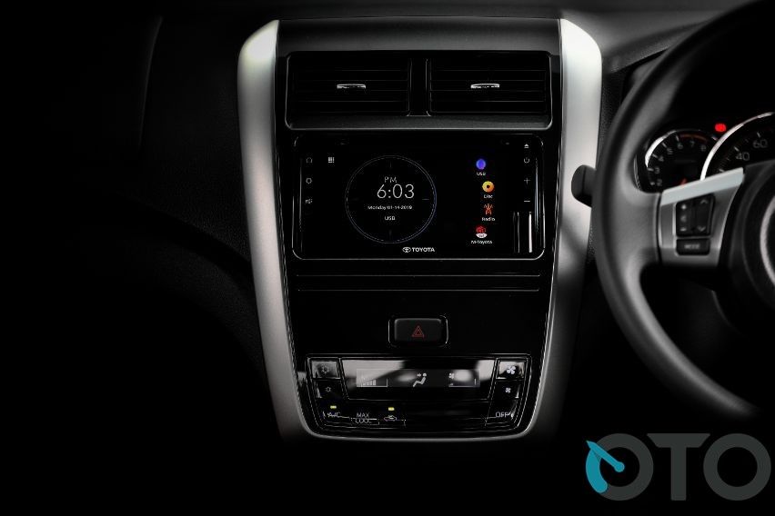 Head unit layar sentuh