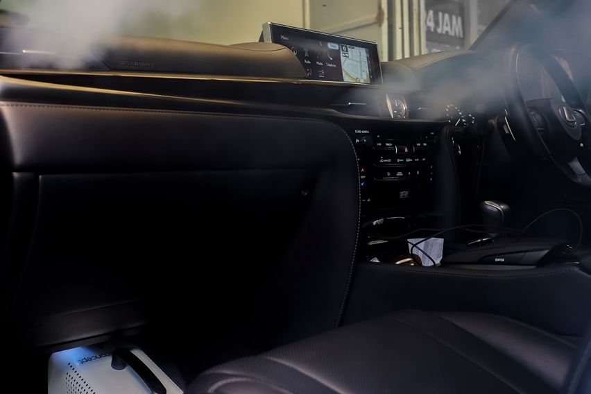 Proses fogging kabin mobil