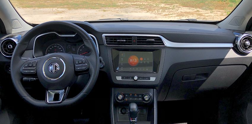 MG ZS Alpha cockpit 850 x 420