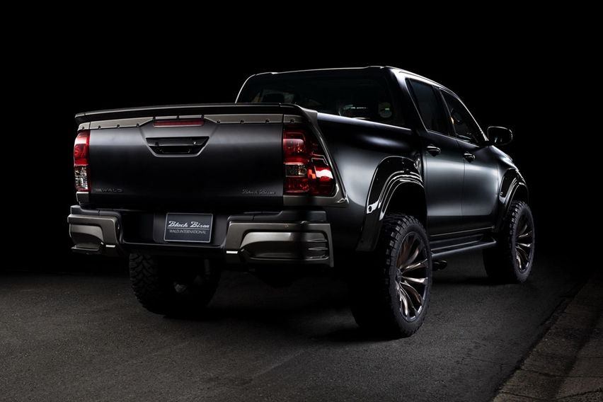 Hilux black bison edition