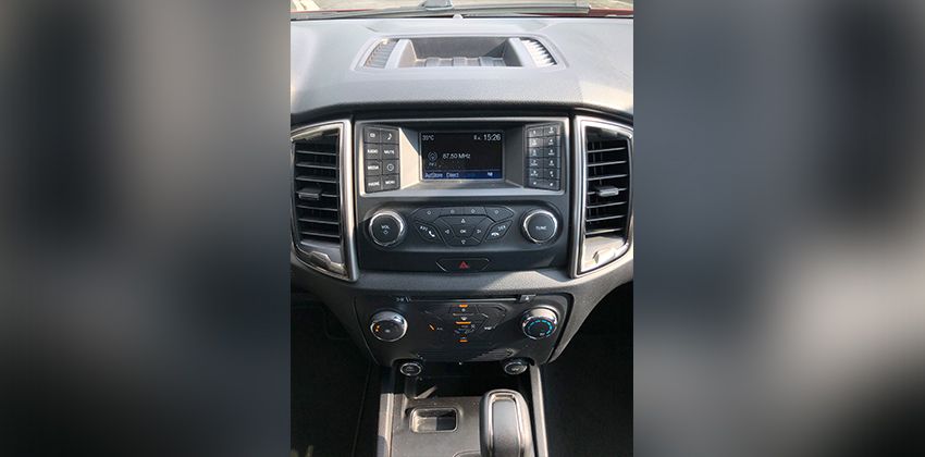 Ford Ranger XLT 4x2 center stack 850 x 420