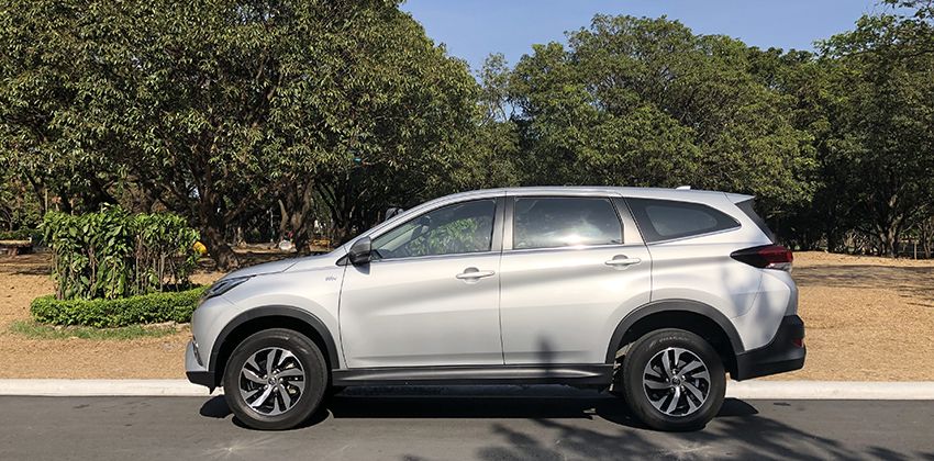 Toyota Rush 1.5 E A/T side