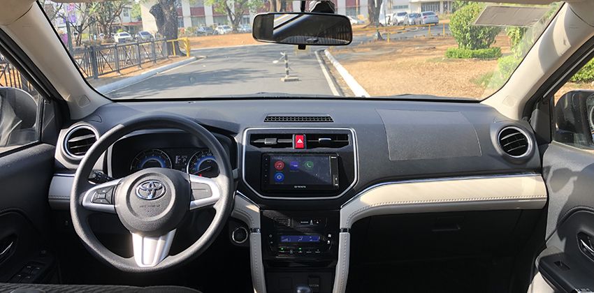 Toyota Rush 1.5 E A/T cockpit 850 x 420