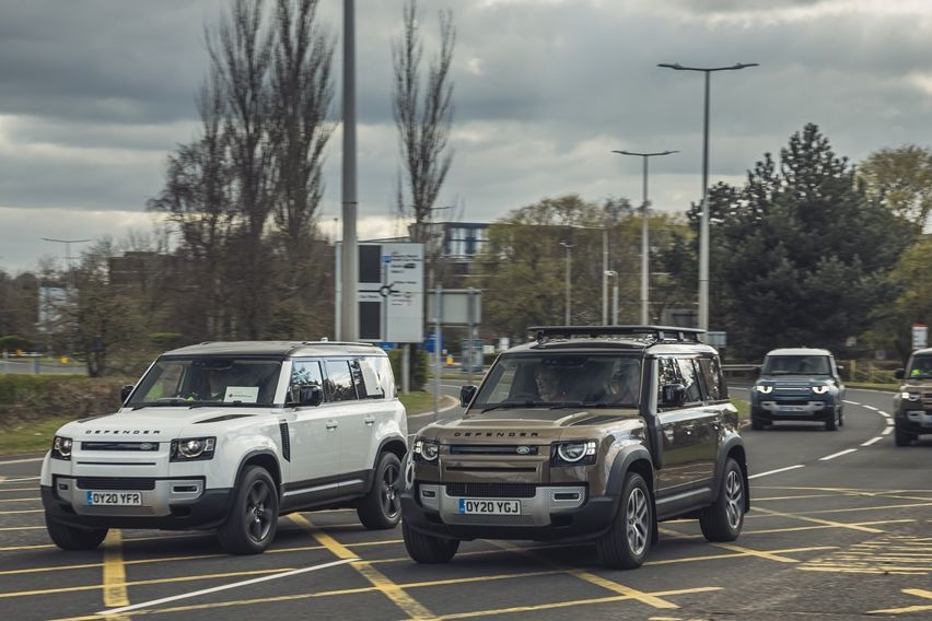 Puluhan Land Rover Defender bantu petugas