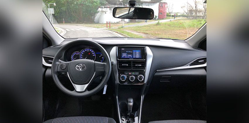Toyota Vios 1.3 E Prime CVT cockpit 850 x 420