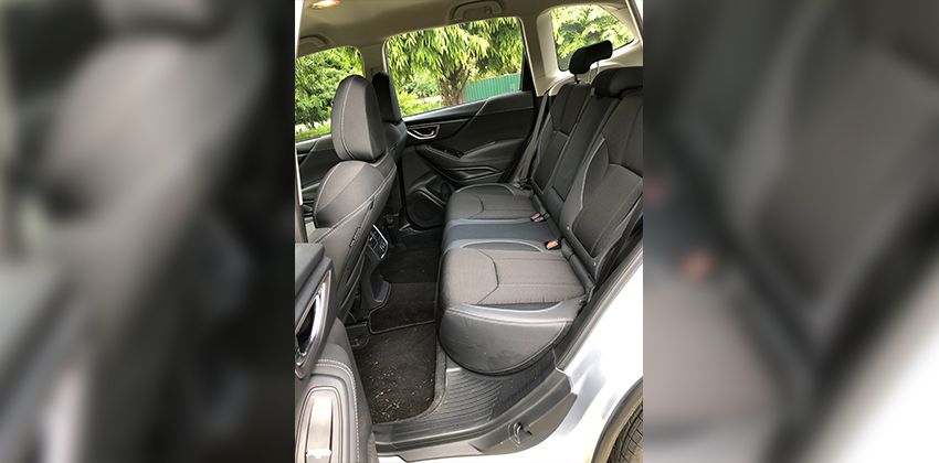 Subaru Forester 2.0i-L rear seats 850 x 420