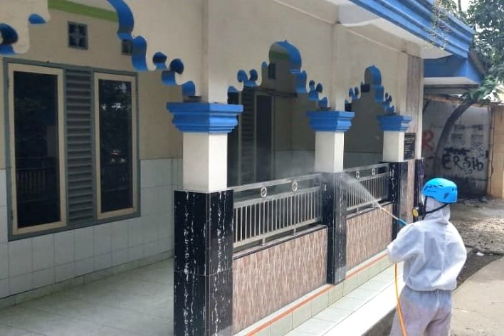 Penyemprotan disinfektan pada kawasan pabrik