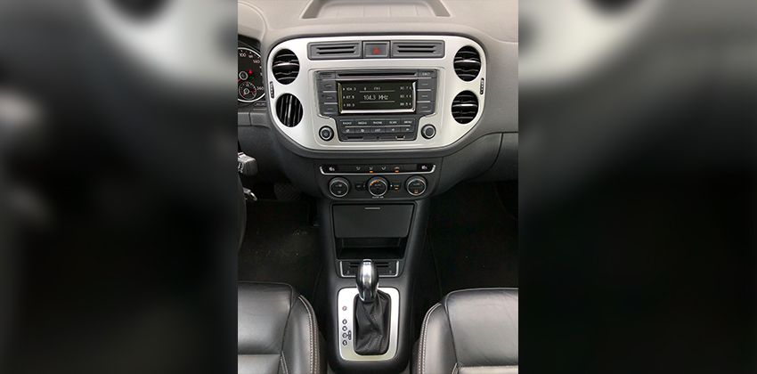 Volkswagen Tiguan 280 TSI center stack 850 x 420