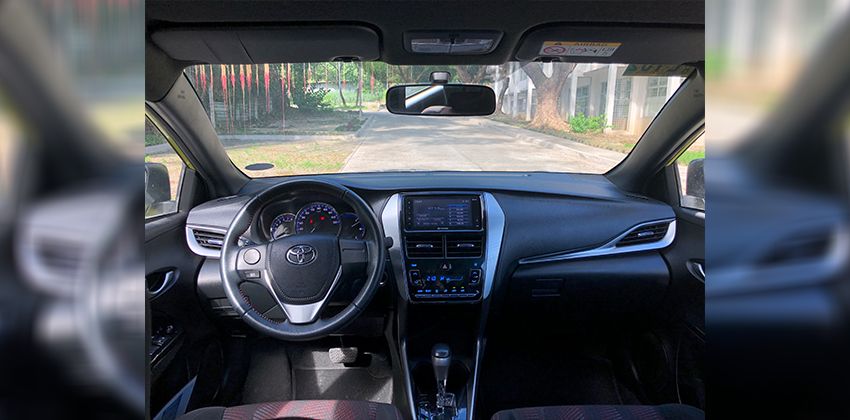 Toyota Yaris 1.5 S AT cockpit 850 x 420