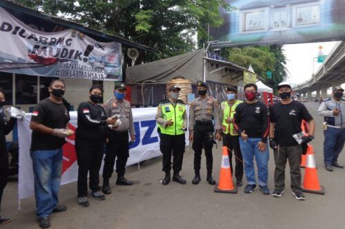 Karyawan Suzuki dan Komunitas Motor Bandit Bagi-bagi Masker Non-medis
