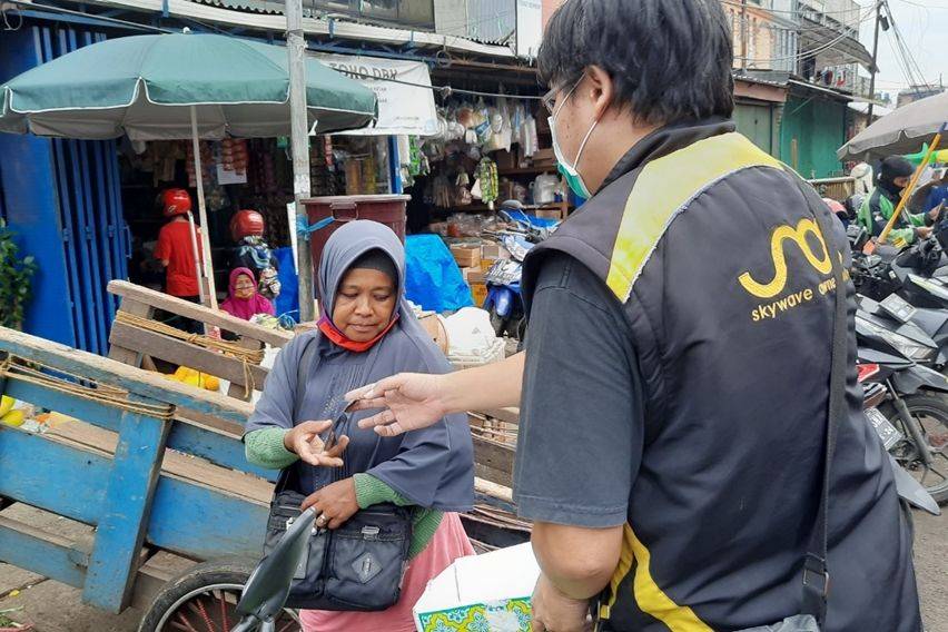 Karyawan Suzuki 2W Bersama Komunitas Bagi-bagi Masker di Pasar Tradisional