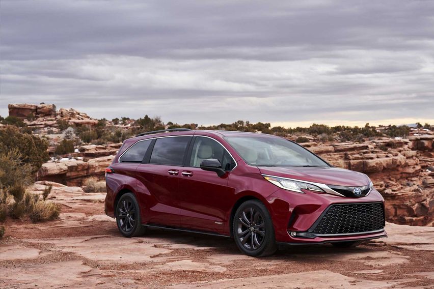 2021 Toyota Sienna front