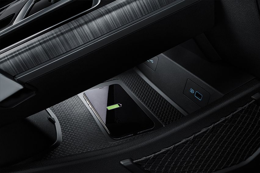 Geely Azkarra wireless charger