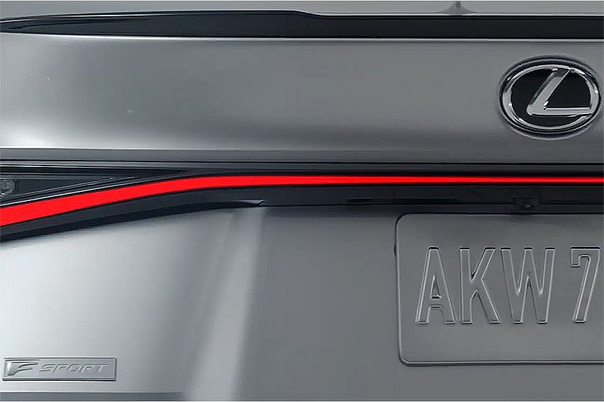 Lexus IS launch body photo 2