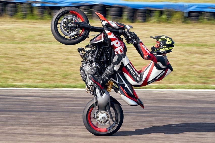 Ducati Rilis Motor  Hype Bertema Rebel Hypermotard 950 RVE