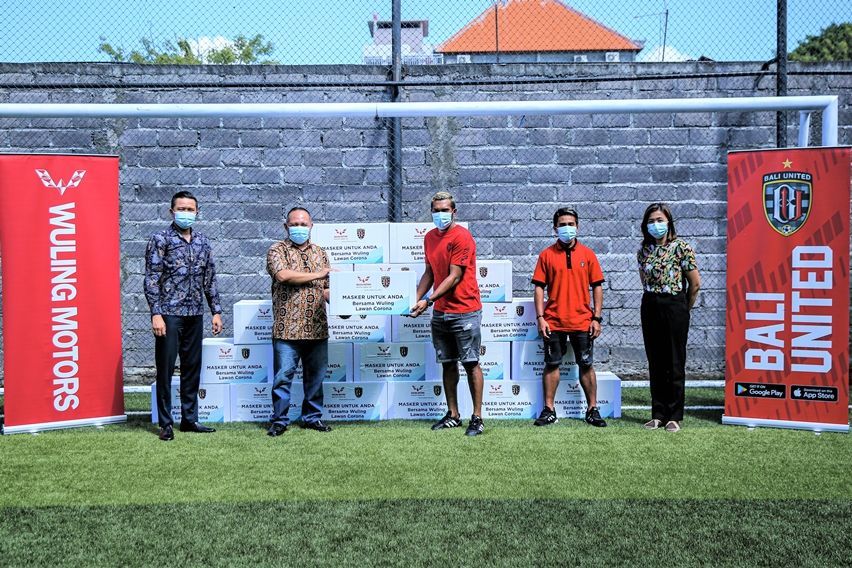 Gandeng Bali United, Wuling Sumbang 36.000 Masker Nonmedis
