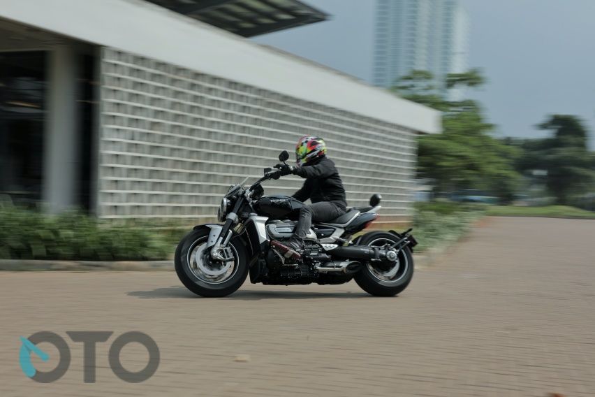 handling triumph rocket 3