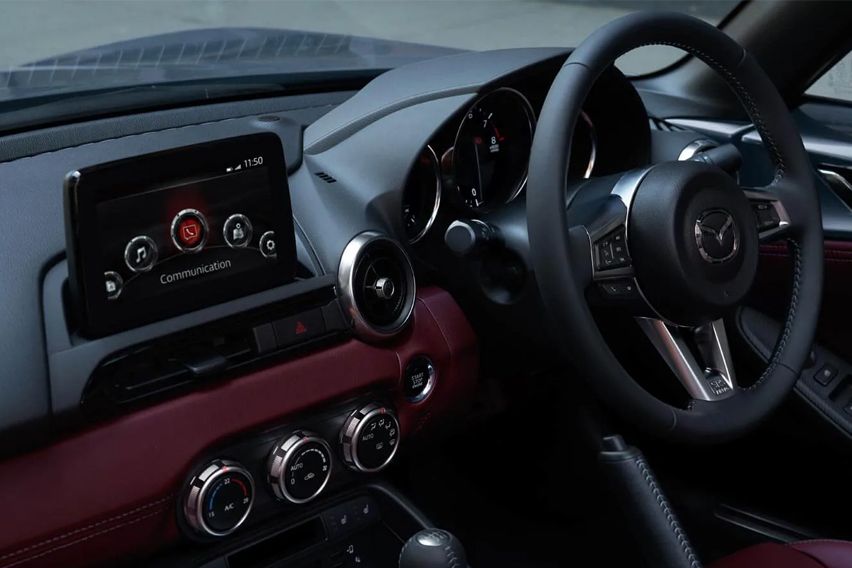 Mazda MX-5 R Sport cabin