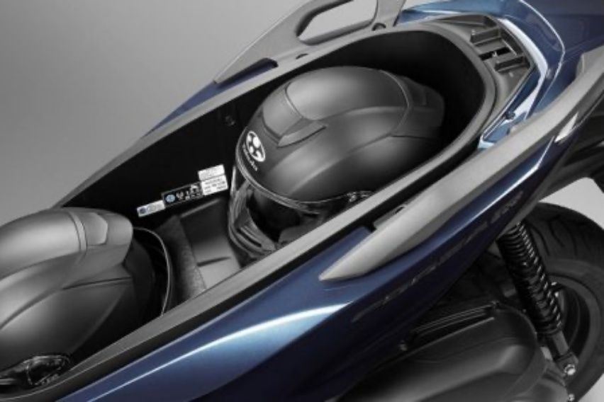 bagasi honda forza muat 2 helm