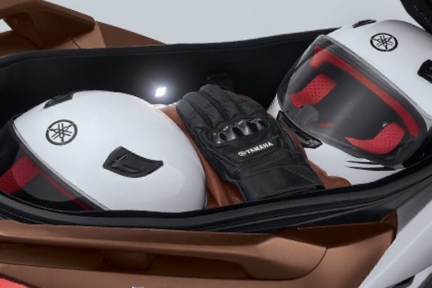 Pilihan Skutik dengan Bagasi Muat Dua Helm dan Power Outlet