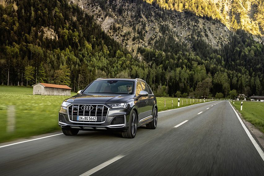 Audi fits the SQ7 and SQ7 with a new biturbo V8