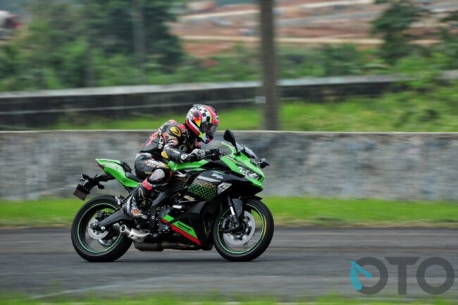 2020/07/Kawasaki-Ninja-ZX-25R-Test-Ride-6-006.jpg