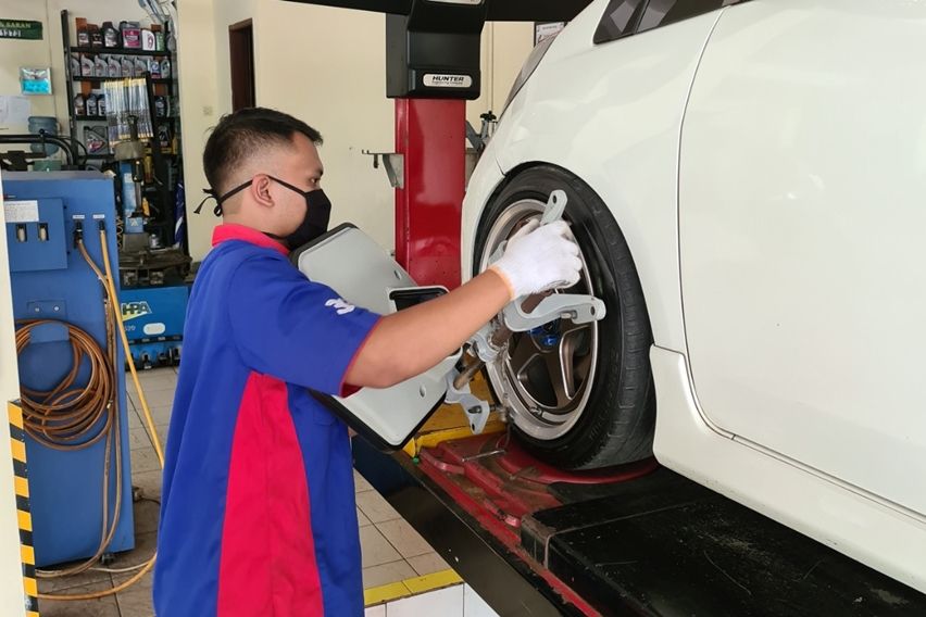 Ganti ban Bridgestone ala pit stop