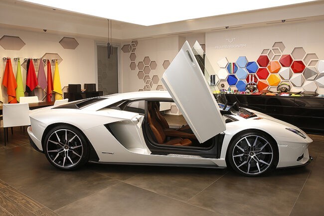 Customize your Aventador in the Lamborghini virtual studio Customize your Aventador in the Lamborghini virtual studio