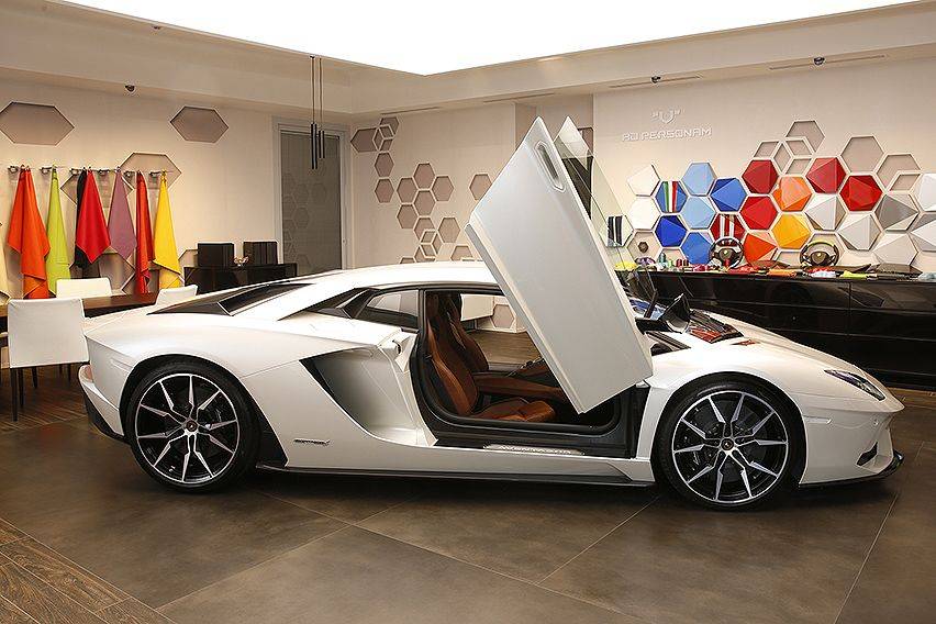 Customize your Aventador in the Lamborghini virtual studio