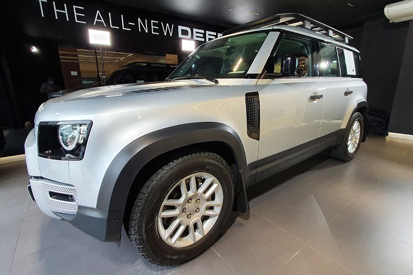 Land Rover Defender 110 2