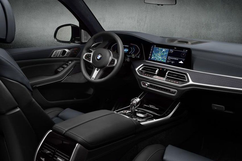 BMW X7 Dark Shadow Edition cabin