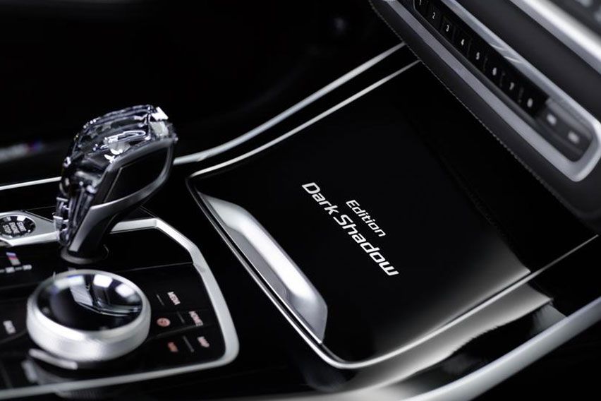 BMW X7 Dark Shadow Edition gear stick